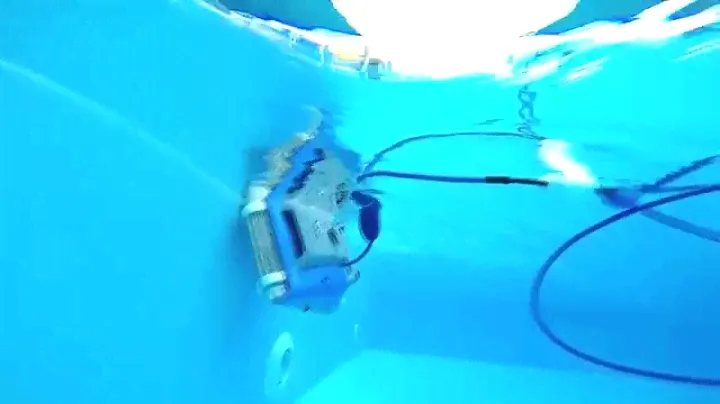 Робот за почистване на басейн Dolphin Supreme M3 - Swimming pool robot Dolphin Supreme M3